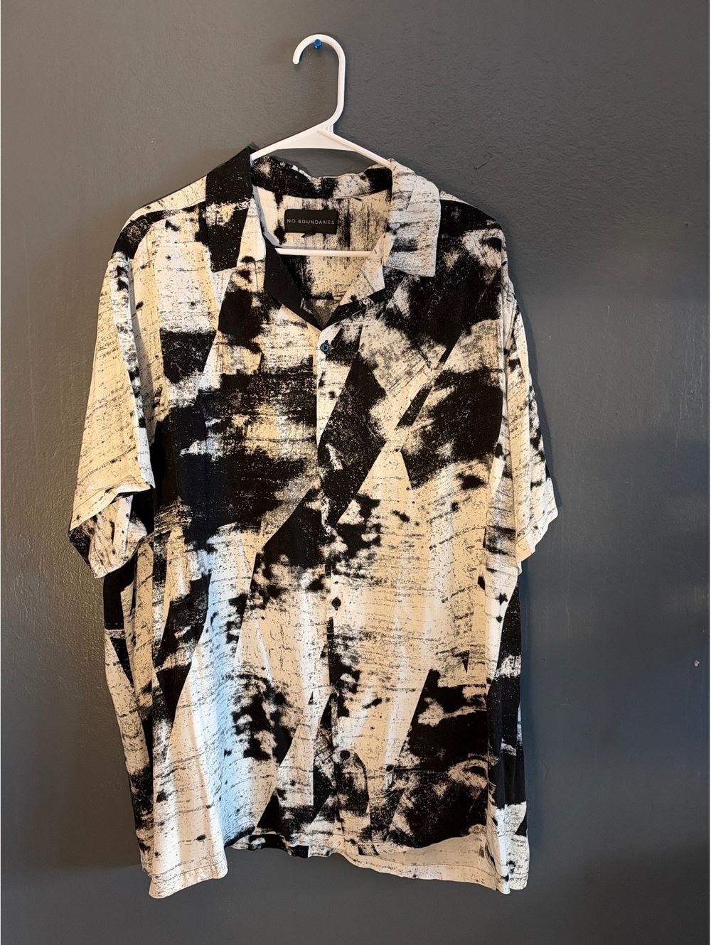 No Boundaries Men's 2XL Black and White Abstract Print Button-Up Shirt